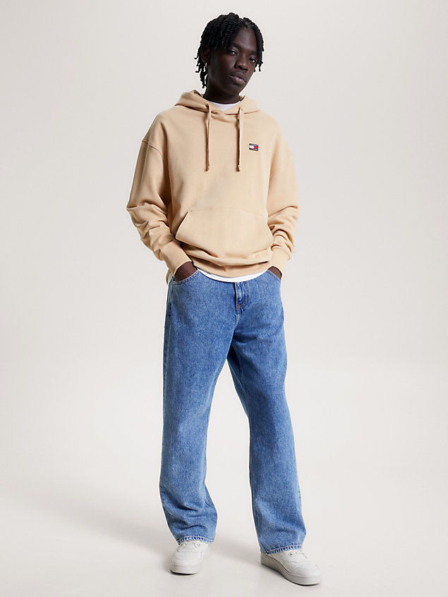 beige relaxed fit hoodie mit kleinem tommy-batch für herren - tommy jeans