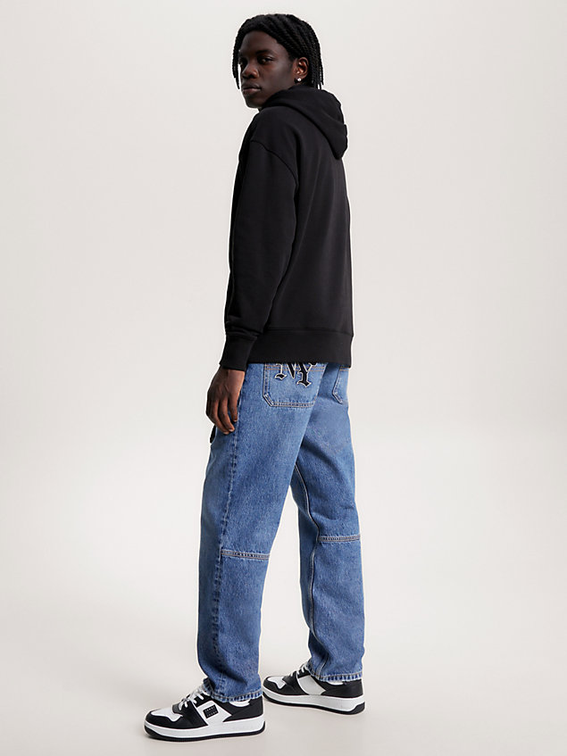 black relaxed fit hoodie mit kleinem tommy-batch für herren - tommy jeans