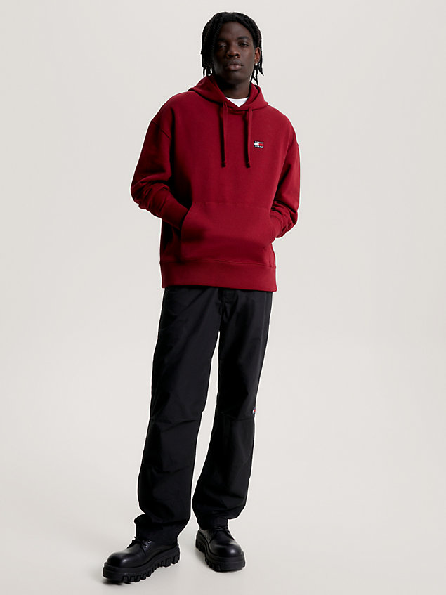 red relaxed fit hoodie mit kleinem tommy-batch für herren - tommy jeans