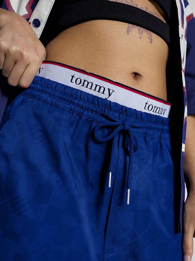 blue short met checkerboard en logo op de taille voor heren - tommy jeans