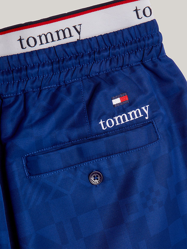 blue short met checkerboard en logo op de taille voor heren - tommy jeans