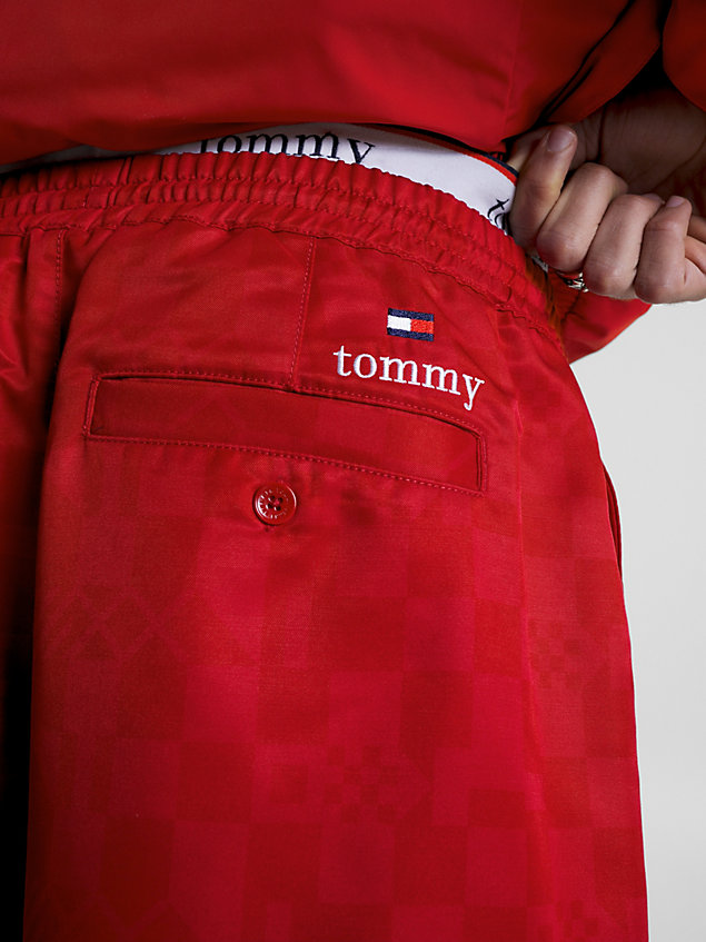 pantalón corto con estampado de damero y logo red de hombre tommy jeans