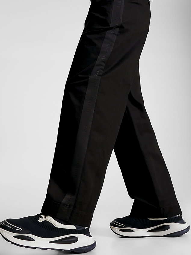 black sportchino met wijde fit en repeat logo voor heren - tommy jeans