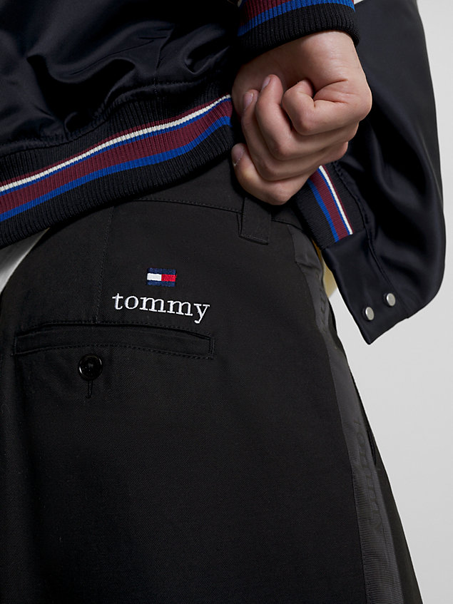 black sport-chinos mit weitem bein und logomuster für herren - tommy jeans