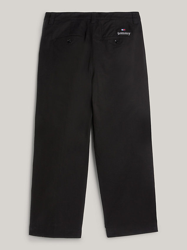 black sportchino met wijde fit en repeat logo voor heren - tommy jeans