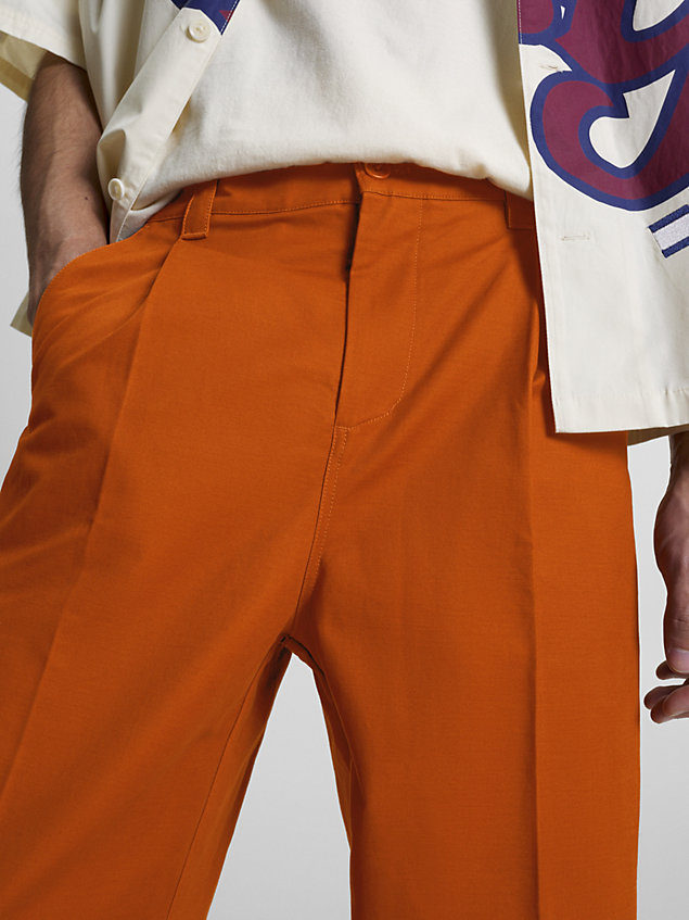 brown sportchino met wijde fit en repeat logo voor heren - tommy jeans