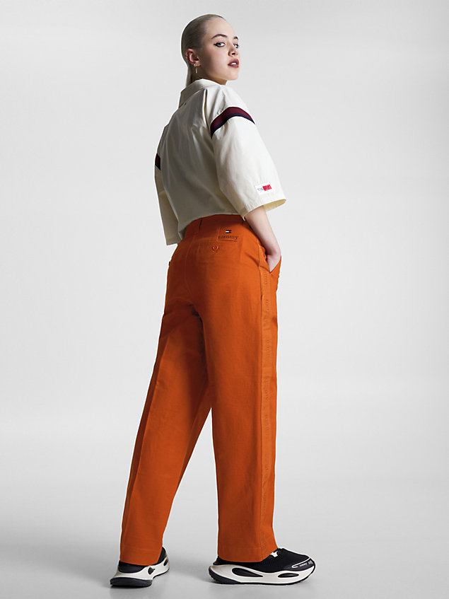 brown sport-chinos mit weitem bein und logomuster für herren - tommy jeans