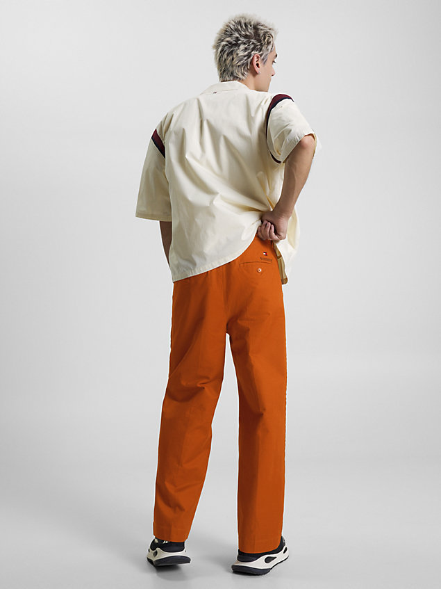 pantalón chino de pernera ancha con logo brown de hombre tommy jeans