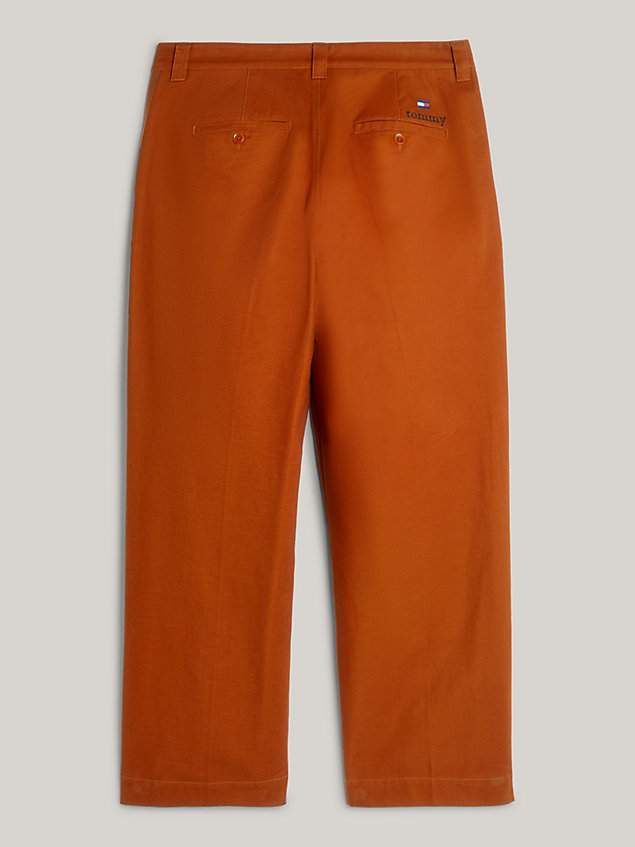 brown sport-chinos mit weitem bein und logomuster für herren - tommy jeans