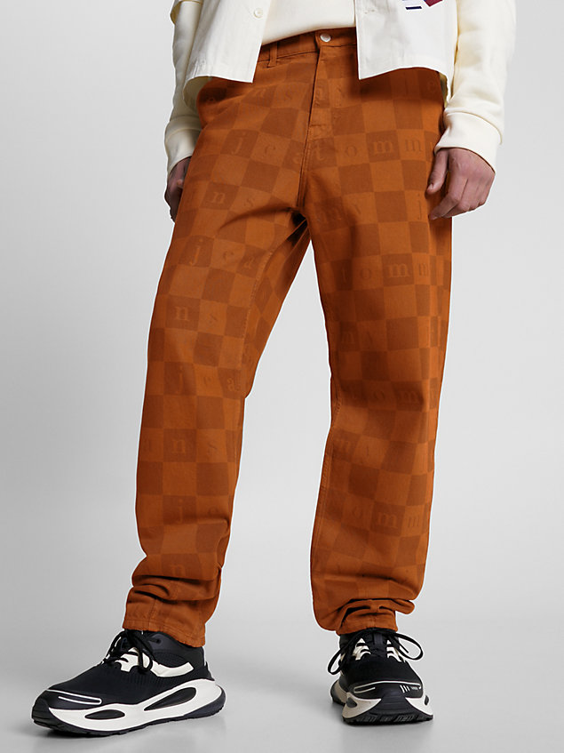 brown uniseks relaxed broek met checkerboard voor heren - tommy jeans