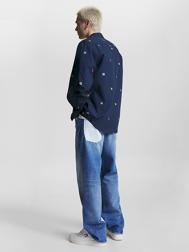 blue archive classic fit overhemd met geborduurde vlag voor heren - tommy jeans