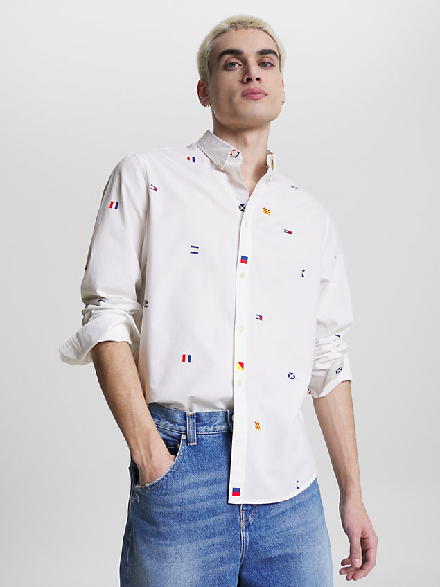 white archive classic fit overhemd met geborduurde vlag voor heren - tommy jeans