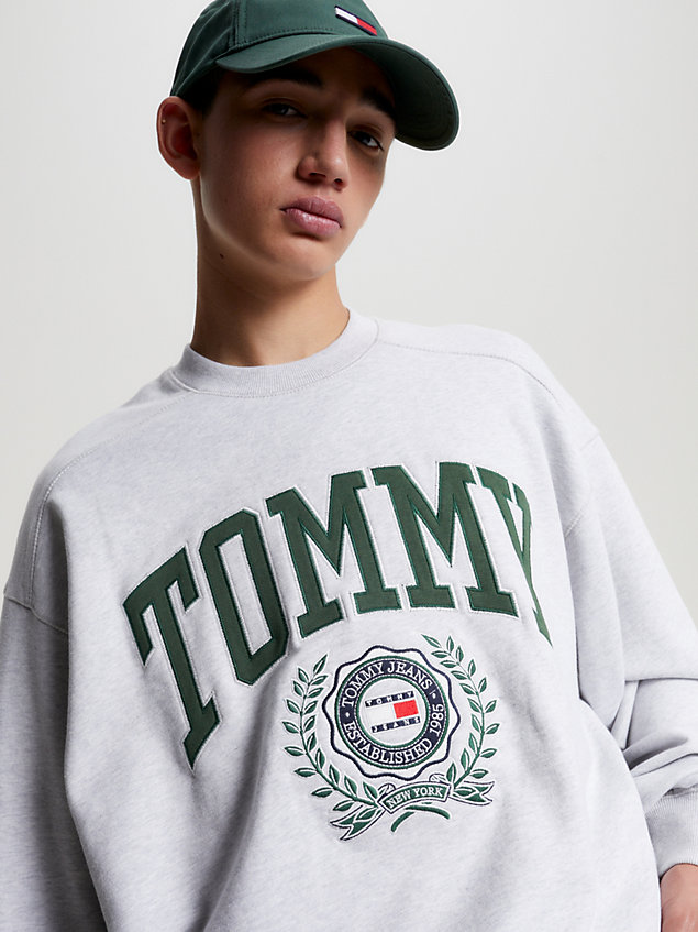 grey college boxy fit sweatshirt met logo voor heren - tommy jeans