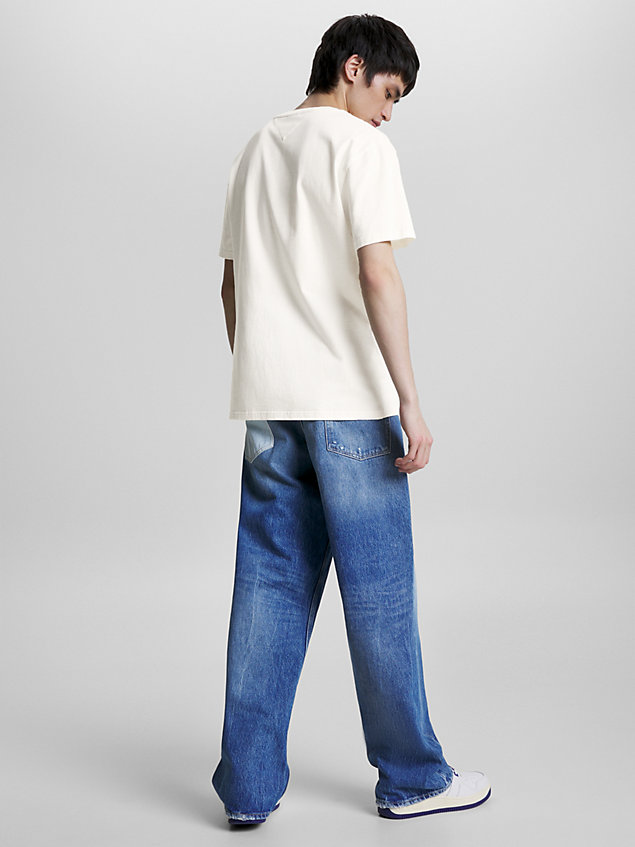 white t-shirt o klasycznym kroju z logo dla mężczyźni - tommy jeans