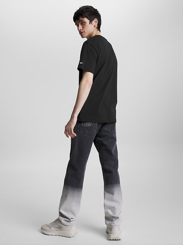 black t-shirt o klasycznym kroju z logo z podpisem dla mężczyźni - tommy jeans