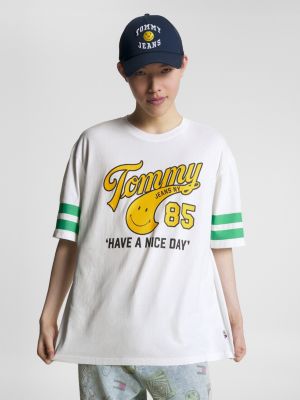 white tommy jeans x smiley® dual gender slogan t-shirt for men tommy jeans