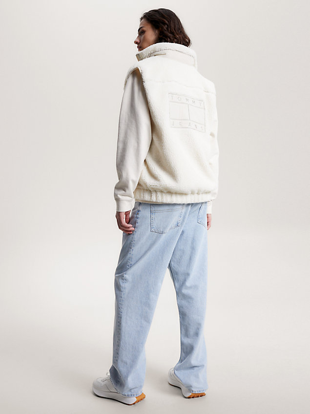 white relaxed gewatteerde bodywarmer van sherpa fleece voor heren - tommy jeans