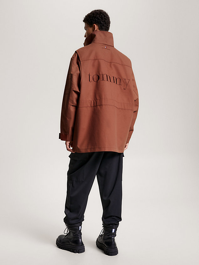 brown fieldjack met tunnelkraag en logo op de rug voor heren - tommy jeans