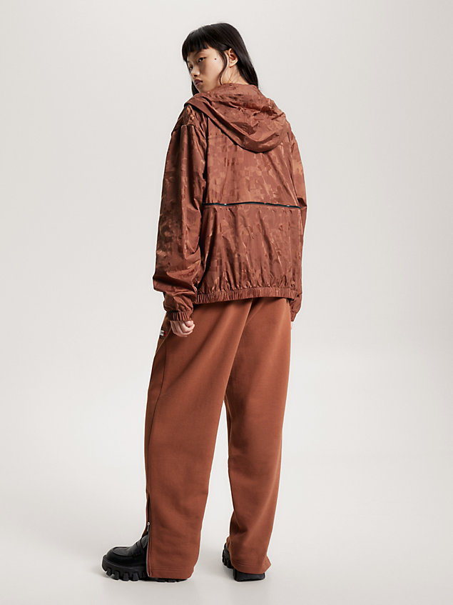 brown verstaubare chicago-windjacke mit kapuze für herren - tommy jeans