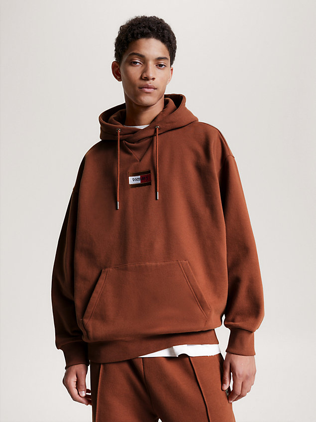 brown essential vorgewaschener hoodie für herren - tommy jeans