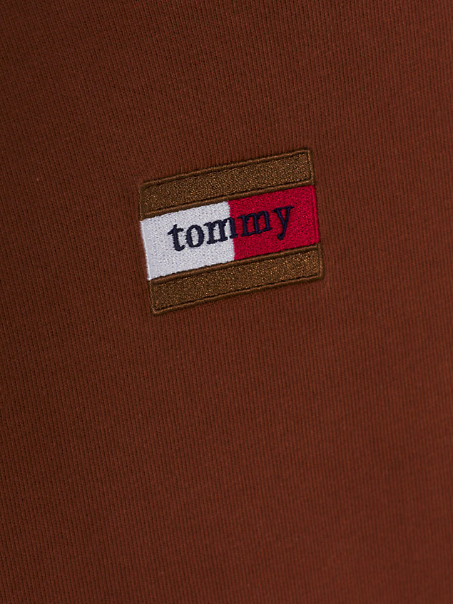 brown essential garment-washed t-shirt met logo voor heren - tommy jeans