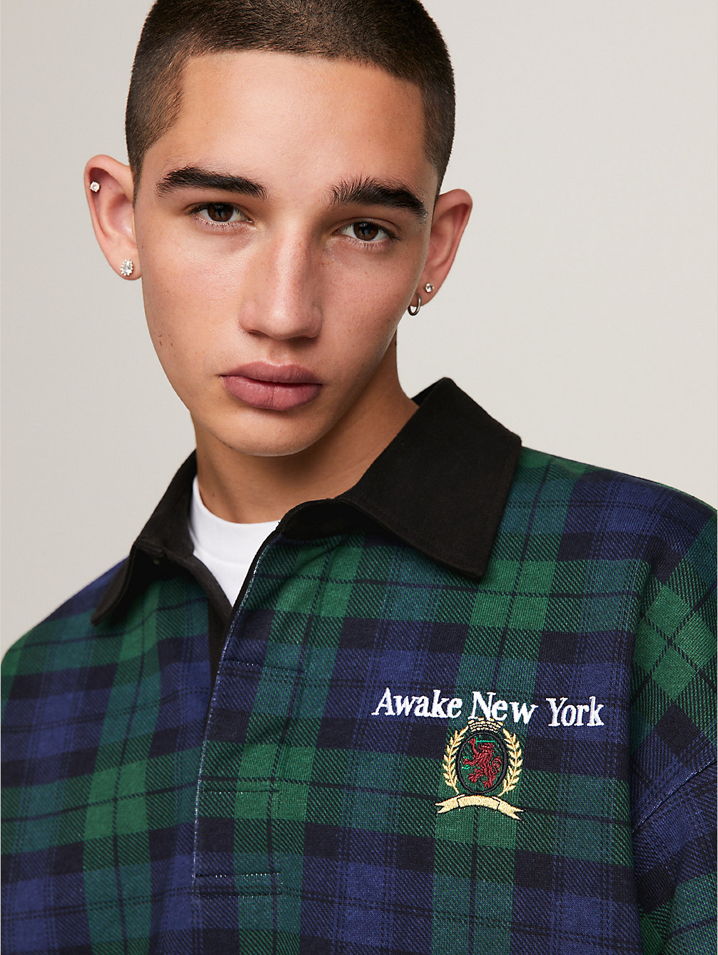 camiseta de rugby a cuadros tommy x awake ny blue de hombre tommy jeans