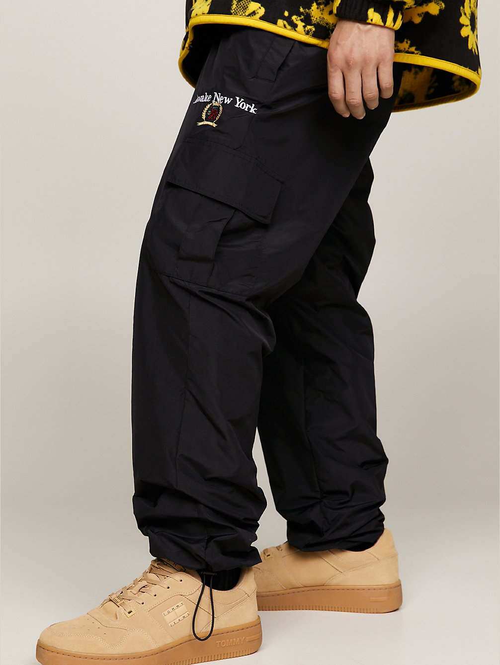 black tommy x awake ny cargohose mit tunnelzug für herren - tommy jeans