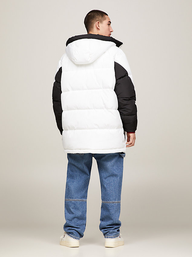 white oversized colour-blocked pufferparka voor heren - tommy jeans