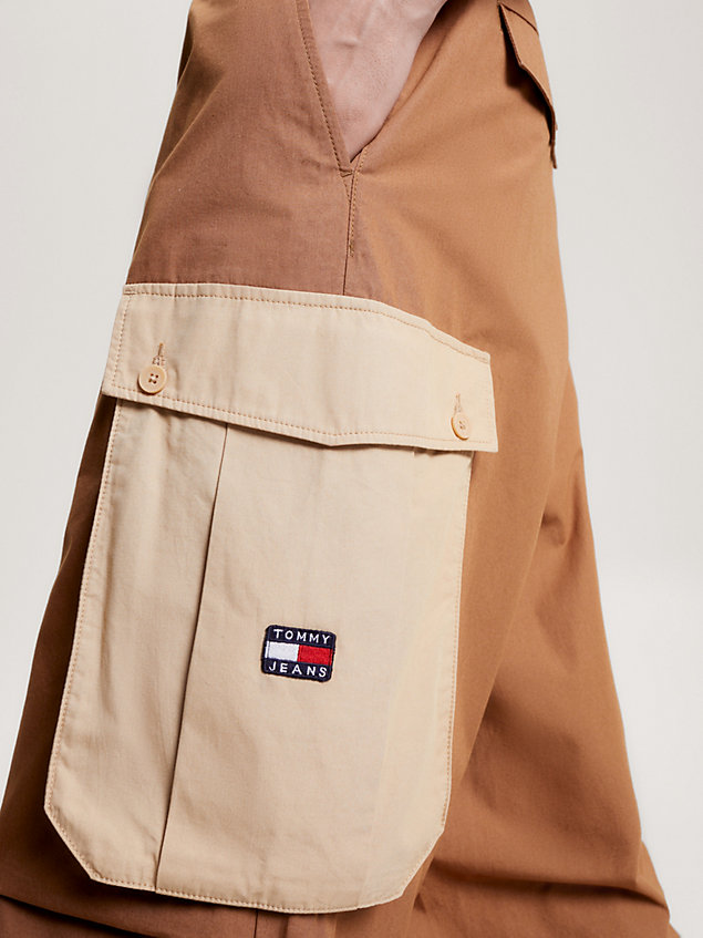 brown parachutebroek met cargozakken voor heren - tommy jeans