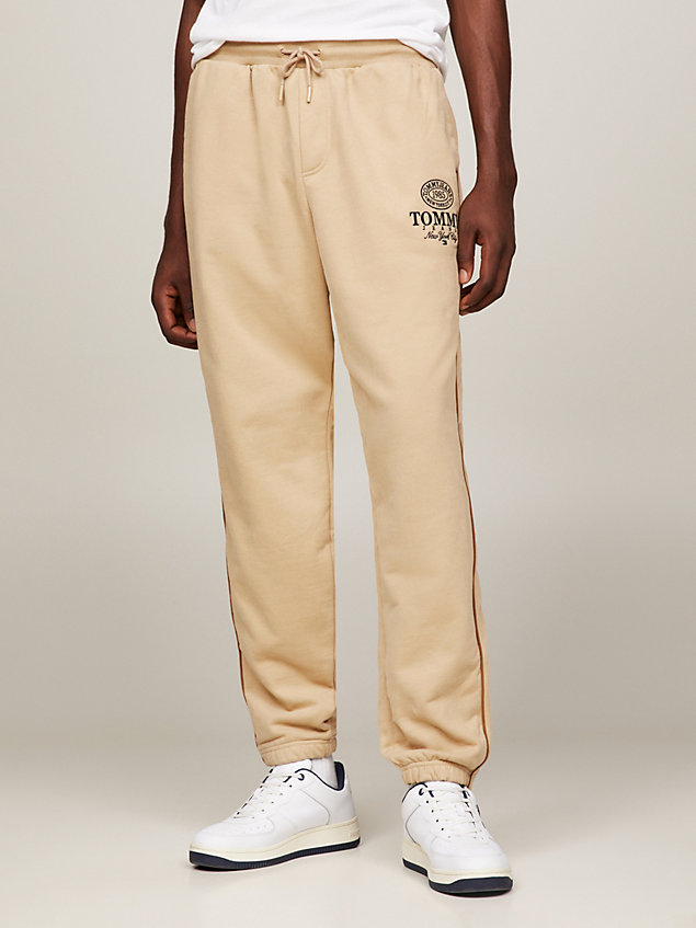beige relaxed fit jogger met logo voor heren - tommy jeans
