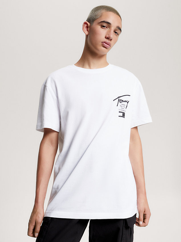white t-shirt o klasycznym kroju i z logo z tyłu dla mężczyźni - tommy jeans