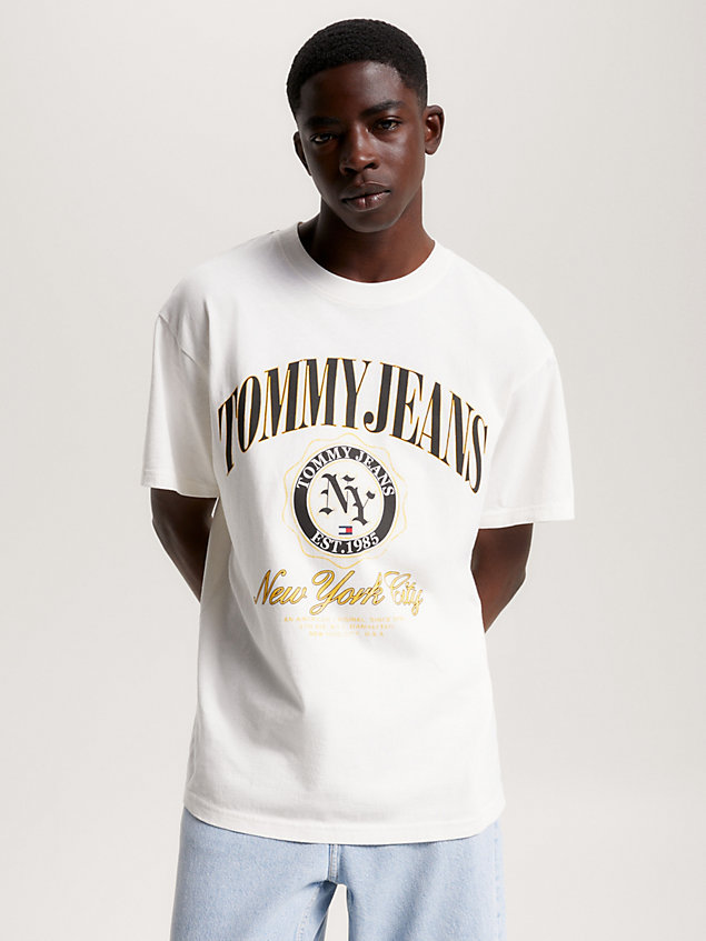 white relaxed fit t-shirt met varsity-logo voor heren - tommy jeans