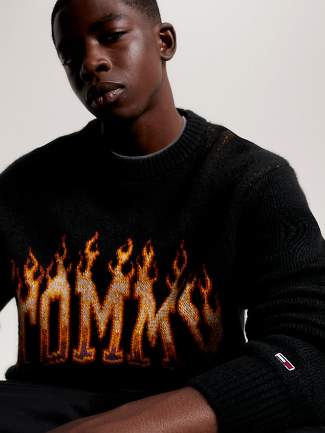 black relaxed fit pullover mit tommy-flammen-logo für herren - tommy jeans
