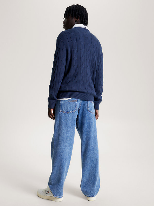 blue essential kabelgebreide trui met vlagbadge voor heren - tommy jeans