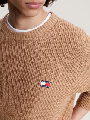 beige rippstrick-pullover mit badge für herren - tommy jeans