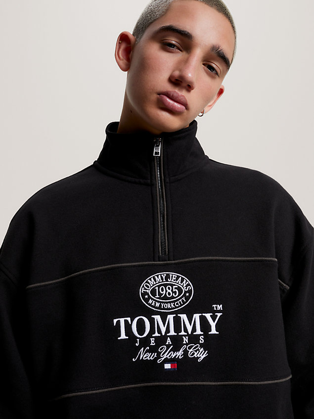 black relaxed fit sweatshirt met logo en halve rits voor heren - tommy jeans