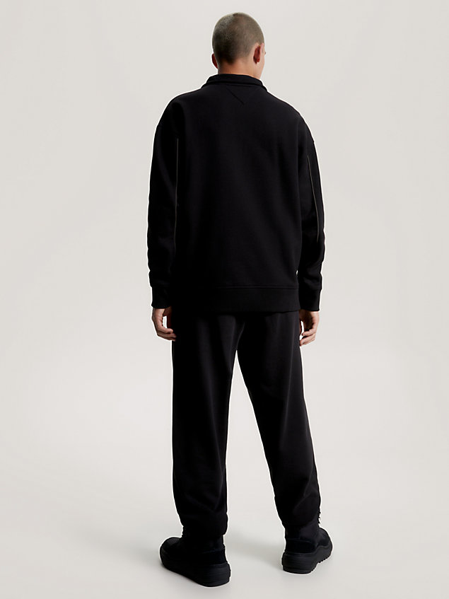 black relaxed fit sweatshirt met logo en halve rits voor heren - tommy jeans