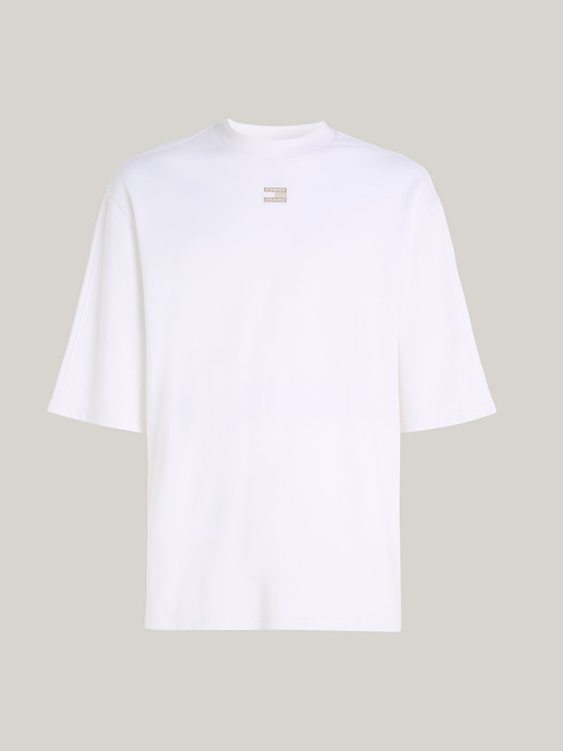 white t-shirt essential o kroju oversize dla mężczyźni - tommy jeans