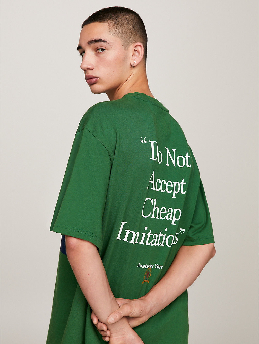 t-shirt tommy x awake ny con slogan sul retro green da uomo tommy jeans