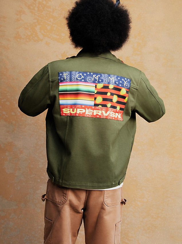 green kurtka z flagą tommy × supervsn nu america z tyłu dla mężczyźni - tommy jeans