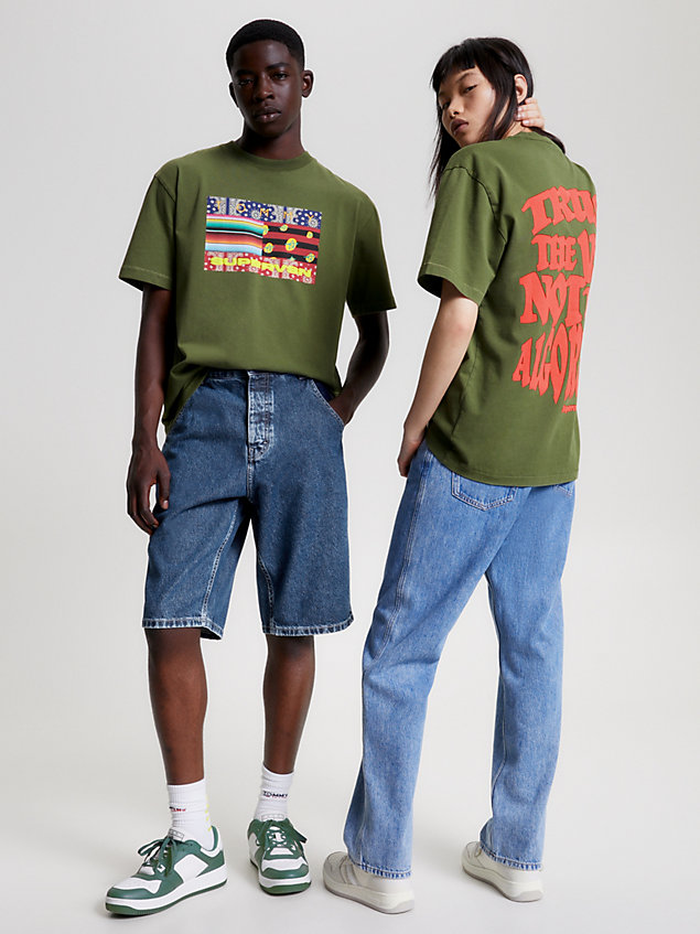 green t-shirt ze sloganem i flagą tommy × supervsn nu america dla mężczyźni - tommy jeans