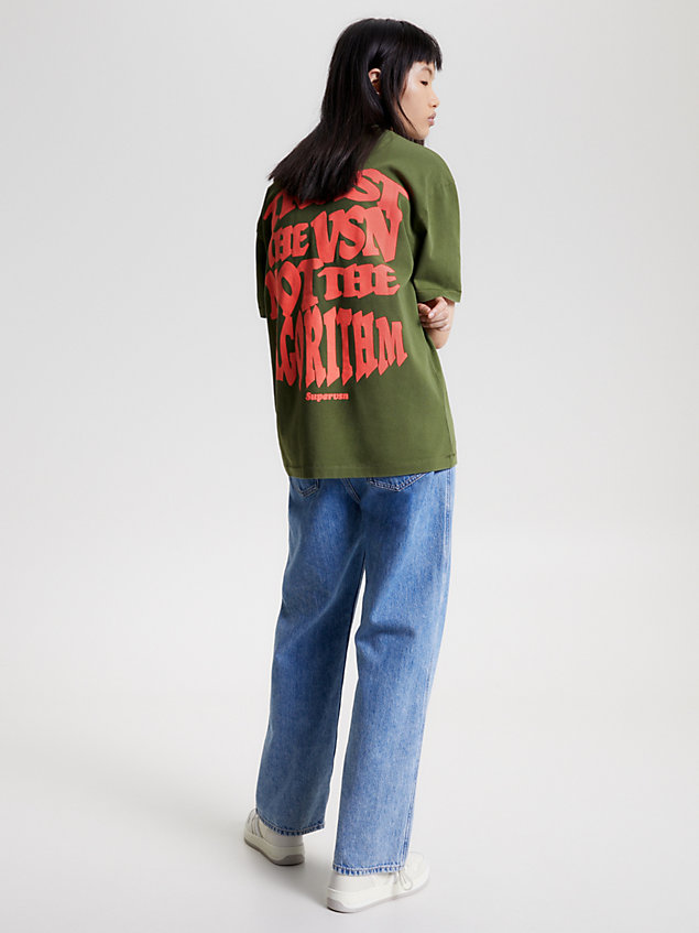 green tommy x supervsn trust the vsn t-shirt voor heren - tommy jeans