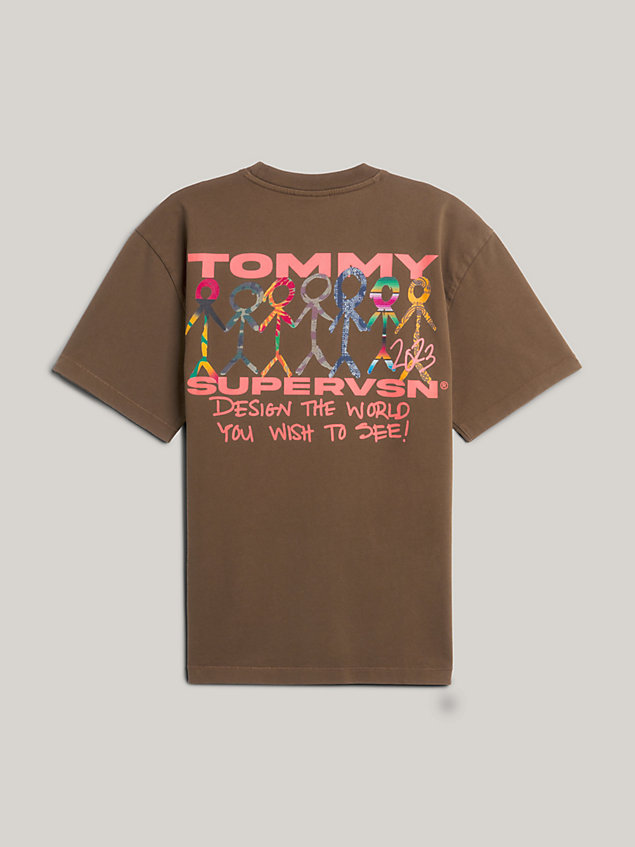 t-shirt décontracté tommy x supervsn design the world green pour hommes tommy jeans