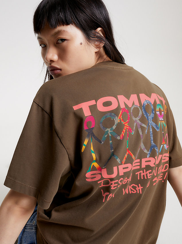 t-shirt tommy x supervsn design the world green da uomo tommy jeans