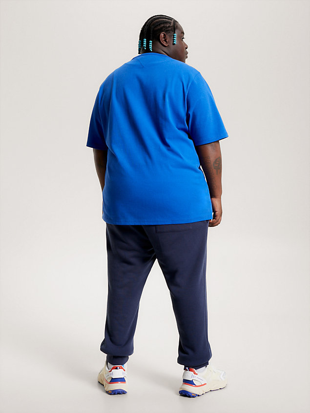blue plus classic fit t-shirt mit badge für herren - tommy jeans