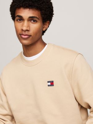 beige tommy badge sweatshirt mit rundhalsausschnitt für herren - tommy jeans