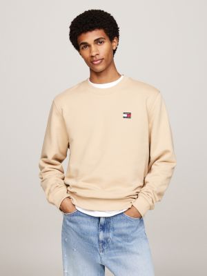 beige tommy badge sweatshirt mit rundhalsausschnitt für herren - tommy jeans