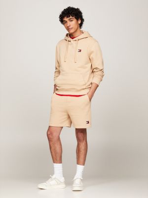 beige tommy badge hoodie mit tunnelzug für herren - tommy jeans