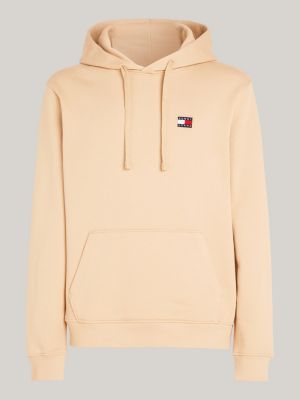 beige tommy badge hoodie mit tunnelzug für herren - tommy jeans