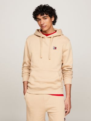 beige tommy badge hoodie mit tunnelzug für herren - tommy jeans